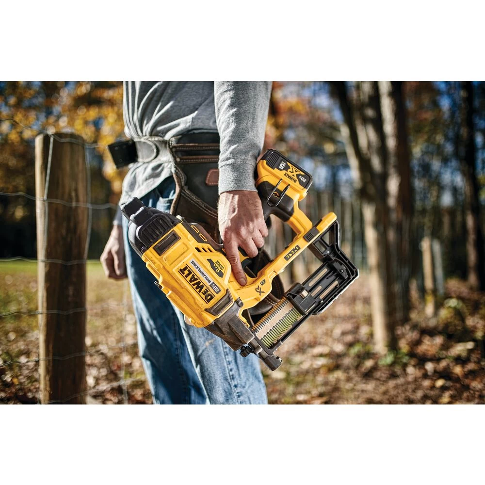 DeWalt® Cordless Fencing Stapler 20V MAX 9Ga 8 DeWalt® Cordless Fencing Stapler 20V MAX 9Ga - Image 6