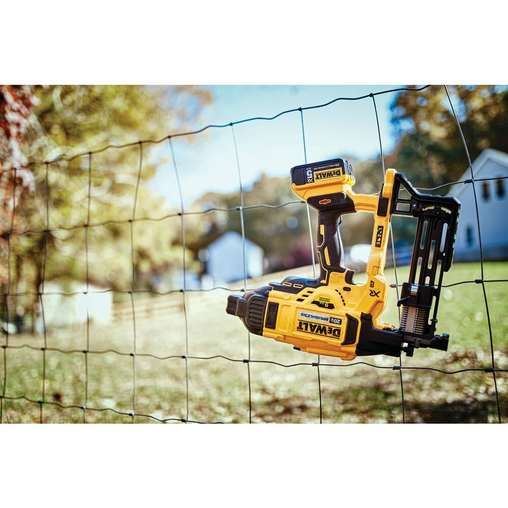 DeWalt® Cordless Fencing Stapler 20V MAX 9Ga 6 DeWalt® Cordless Fencing Stapler 20V MAX 9Ga - Image 4
